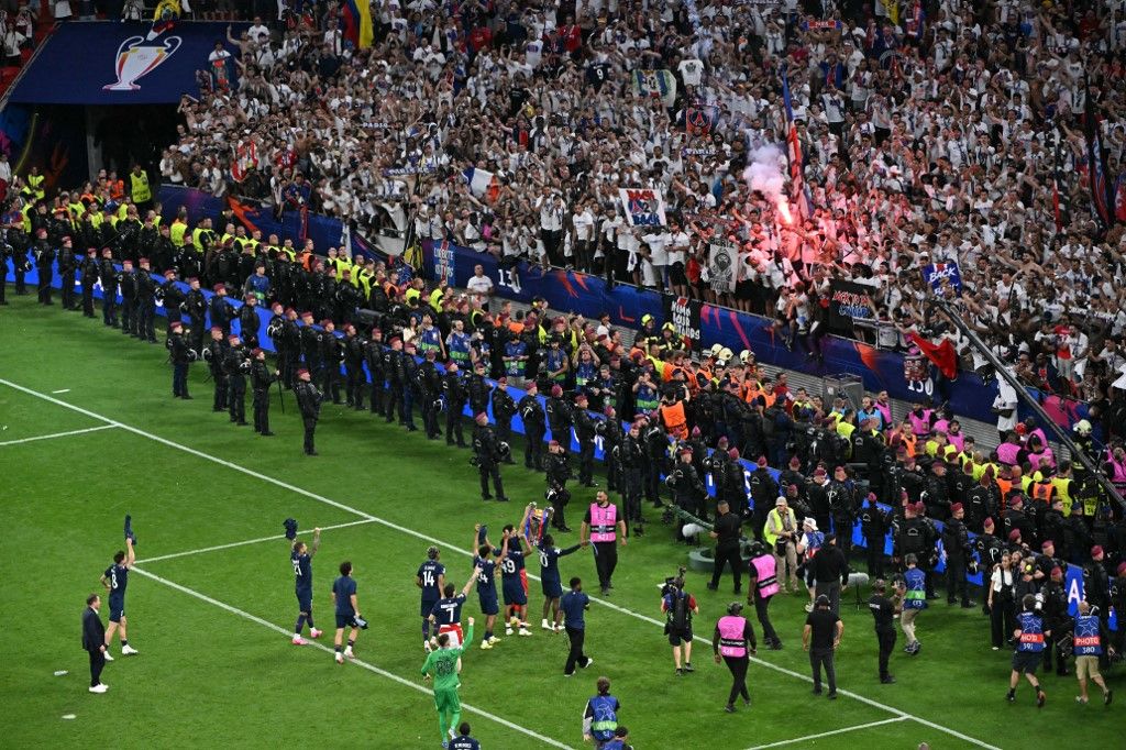 A PSG-játékosok ünneplése a szurkolókkal