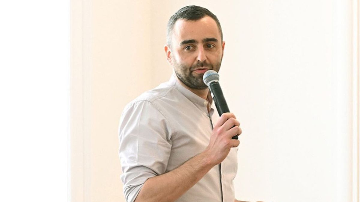 Elmegyógyintézetbe szállították a 24.hu főszerkesztőjét megtámadó férfit
