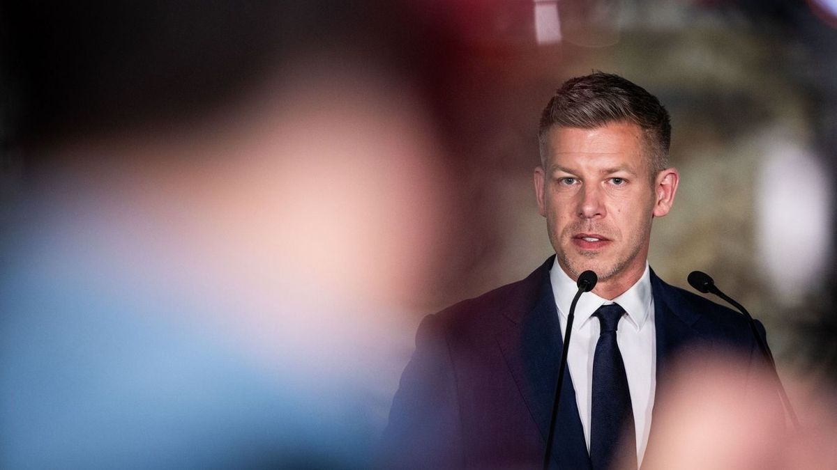 Ha bűncselekmény, hogy egy minisztérium pincéjében van pár köteg fideszes szórólap, mit mondjunk arról, aki vasárnap alkalmazottakat rendel be pártcélokra?