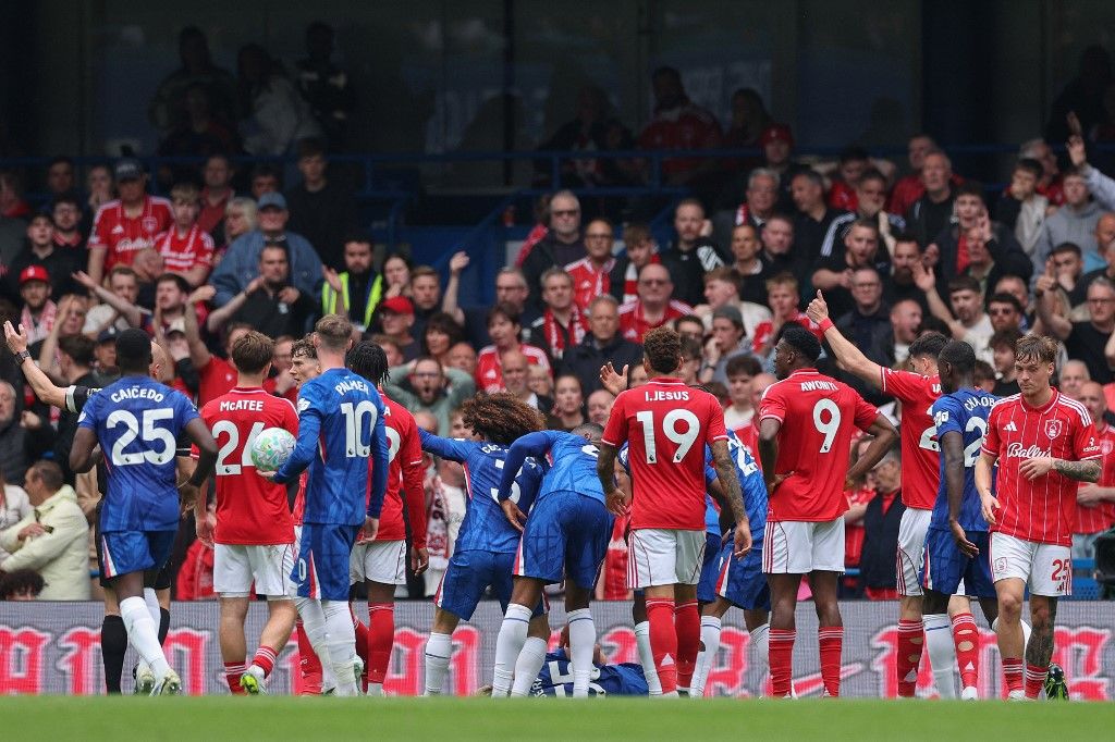 A Chelsea- és a Nottingham-játékosok is egyből jelezték, hogy jöjjenek be az orvosok, mert nagy a baj