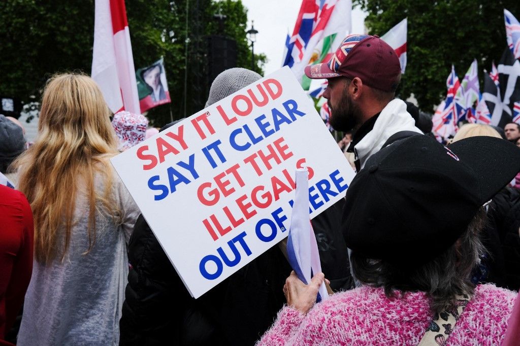 UNITED-KINGDOM-ENGLAND-LONDON-FAR-RIGHT-TOMMY-ROBINSON-IMMIGRATION-PROTESTORS-SIGN