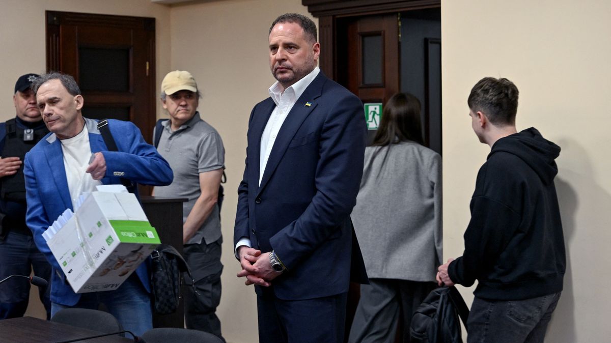 Nonszensz: az ügyészség szerint Zelenszkij jobbkeze jósnőre bízta politikai döntéseit