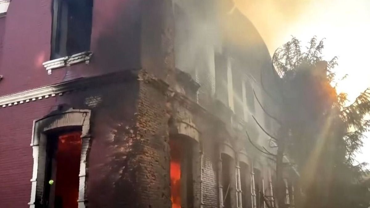 Dróntalálat ért egy luhanszki középiskolát, halálos áldozatok is vannak – Putyin bosszút ígér, Ukrajna szerint az épületet katonai célokra használták (VIDEÓ)