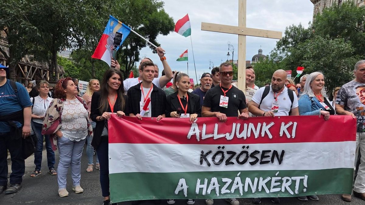 Zúgott a „Viktor, Viktor!” Budapest belvárosában – egyértelmű üzenetet küldött a tüntető tömeg (VIDEÓ)