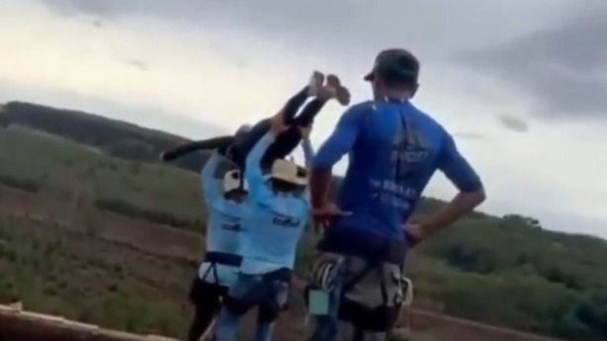 Belehalt egy nő a bungee jumpingba, miután elfelejtették rögzíteni a kötelét (VIDEÓ)