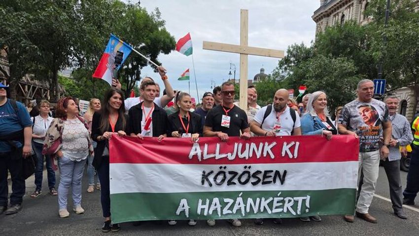 Tüntetés indult Budapest belvárosában a migrációs paktum ellen