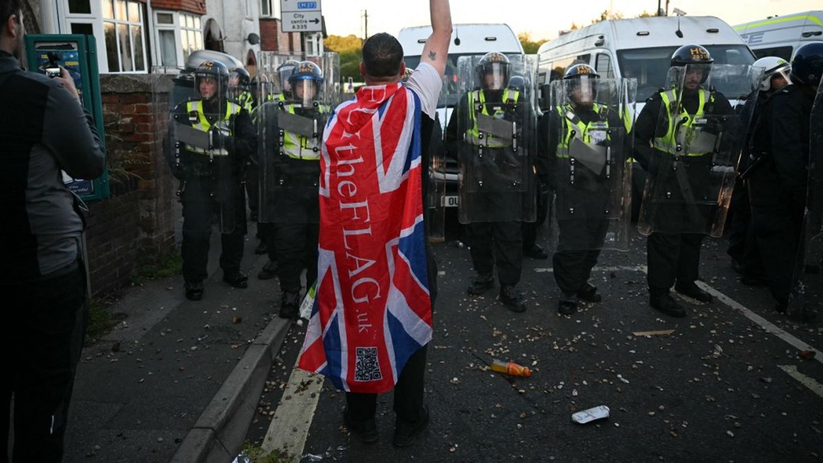Óriási tüntetések kezdődtek a szikh férfi által meggyilkolt, rendőrök által ignorált brit fiatal ügyében