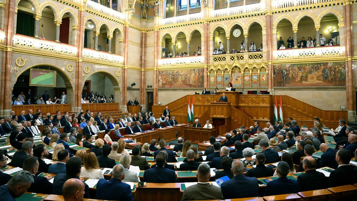 Akkor ezzel a Fidesz frakciójának legfontosabb tagjait kizárják a parlamentből