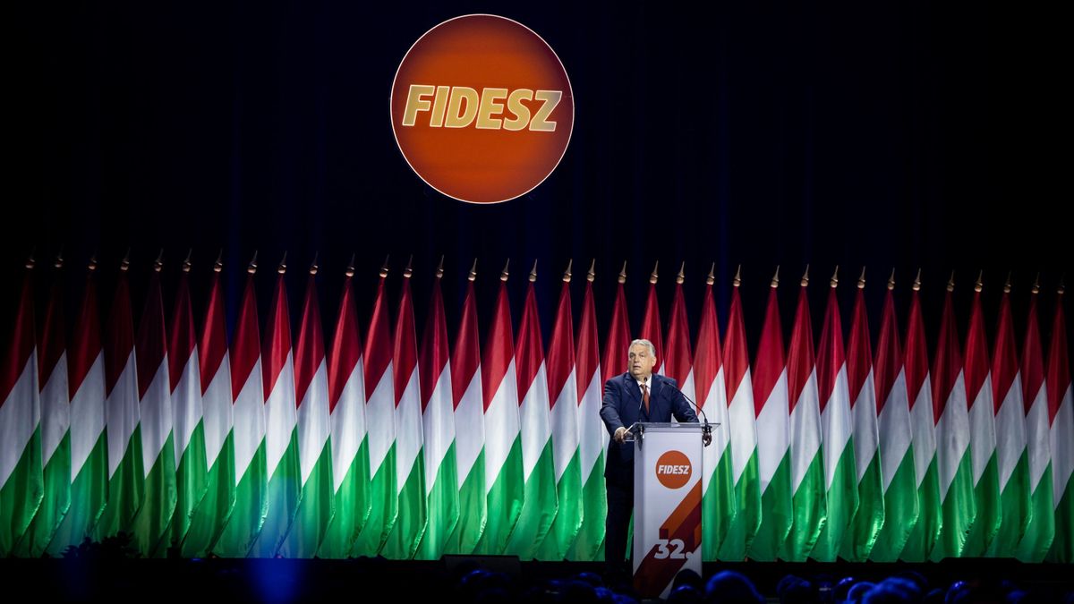 Visszatérő kritika, miért Orbán Viktor maradt a Fidesz elnöke, miközben a párt a megújulást hangoztatja. Gyakran hangzik el az is, hogy „Orbán Viktor túszul ejtette a Fideszt”