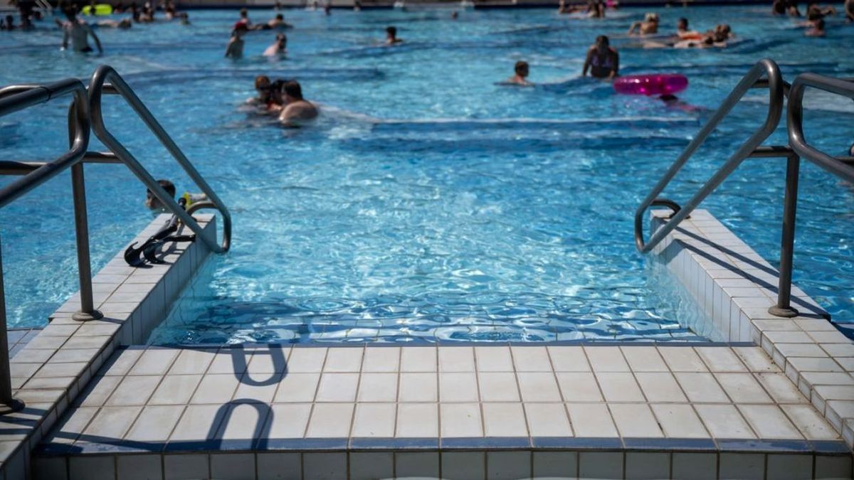 Vízbe fulladt egy kisfiú Budapesten, vádat emeltek az édesanyja és két úszómester ellen