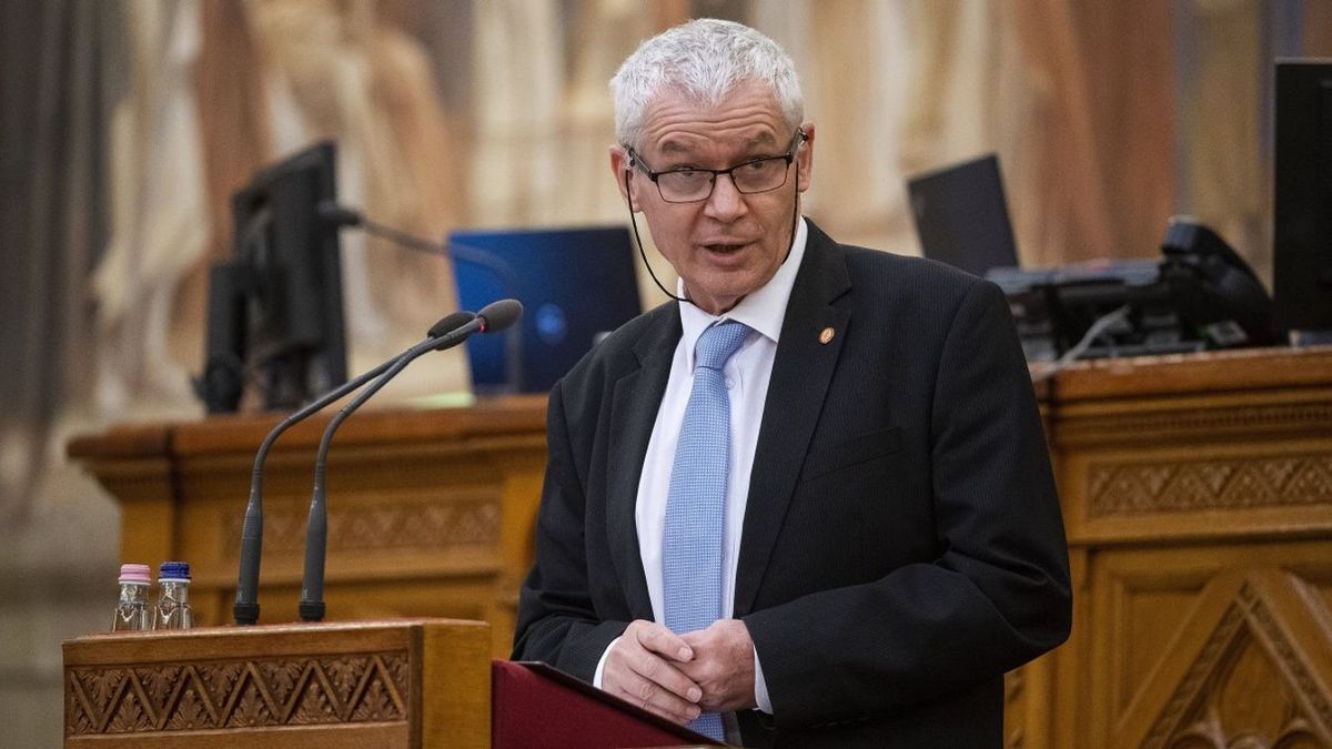 Polt Péter tiszta vizet öntött a pohárba az alkotmánybírók elmozdíthatóságáról