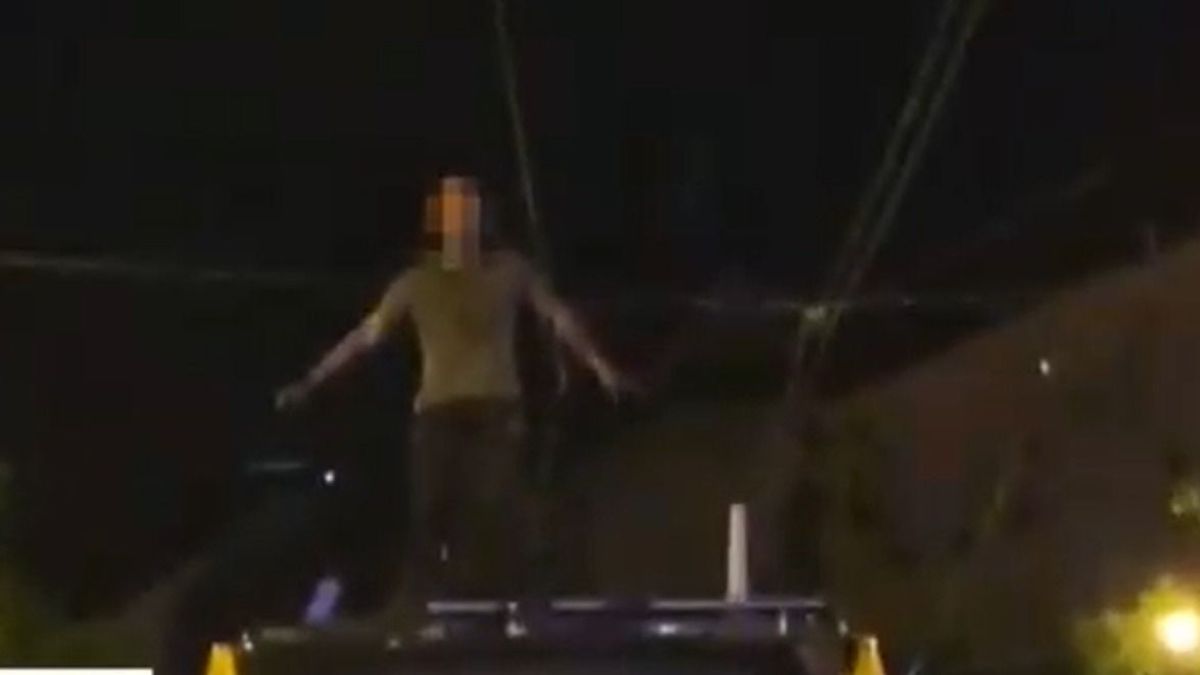 Teljesen leállt a közlekedés Budapesten: egy férfi órákig táncolt a Combino tetején, végül rendőrök szedték le (VIDEÓ)