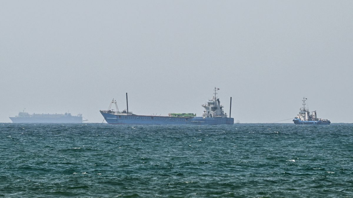 Történelmi pillanat: iráni olajszállító hajók siklottak át a Hormúzi-szoroson az amerikaiak szeme láttára
