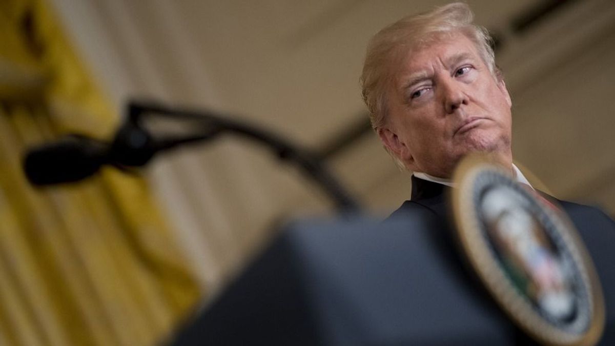 Fogadási csalás gyanúja miatt függesztették fel állásából Donald Trump súgógépének kezelőjét