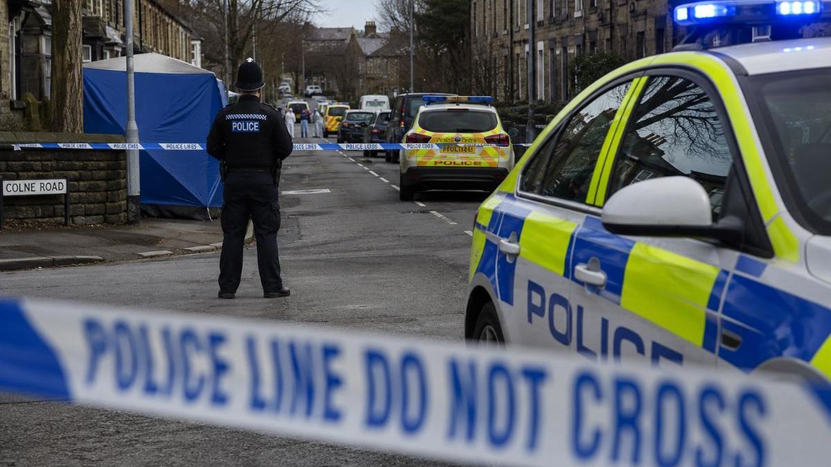 Újabb késes támadás történt Nagy-Britanniában: most egy 17 éves lányt szúrtak nyakon (VIDEÓ)