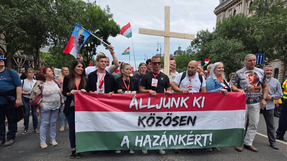 Üzent a tiltakozó tömeg Magyar Péternek, Kijevben közben elszabadultak az indulatok