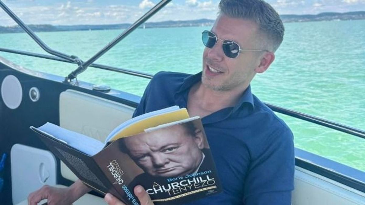 Nem olyan nehéz megfejteni, miért pózol Magyar Péter egy Boris Johnson által jegyzet Churchill-monográfiával