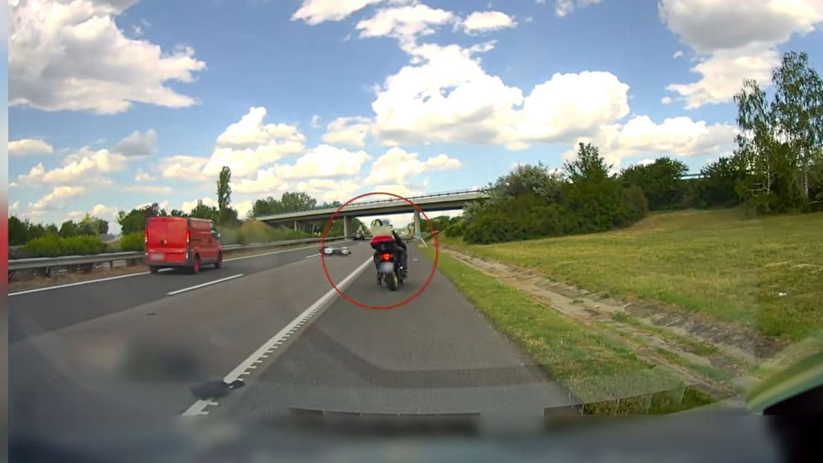 Megdöbbentő képsorok az M7-esen: majdnem áthajtottak egy földön fekvő motoroson (Videó)