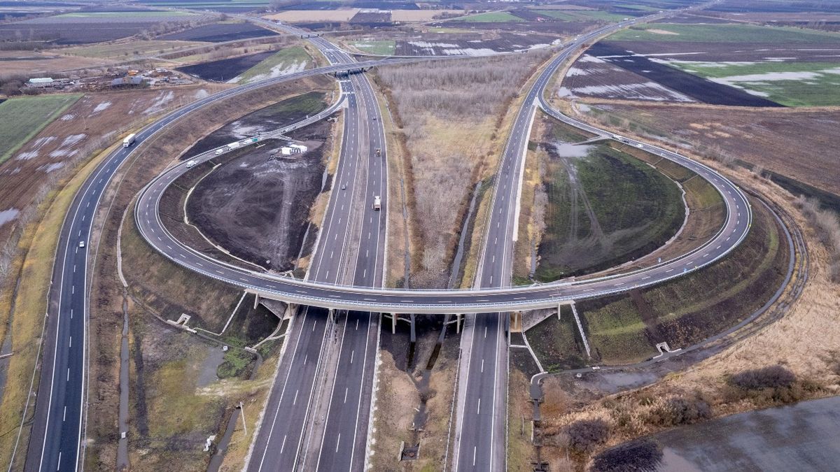 Az M1-es után most az M3-as: hídfőnek hajtott egy kamion