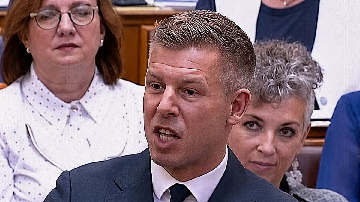 Nem is az a rémületes, hogy milyen közjogi ámokfutást és tömeglélektani vérengzést végez az országban