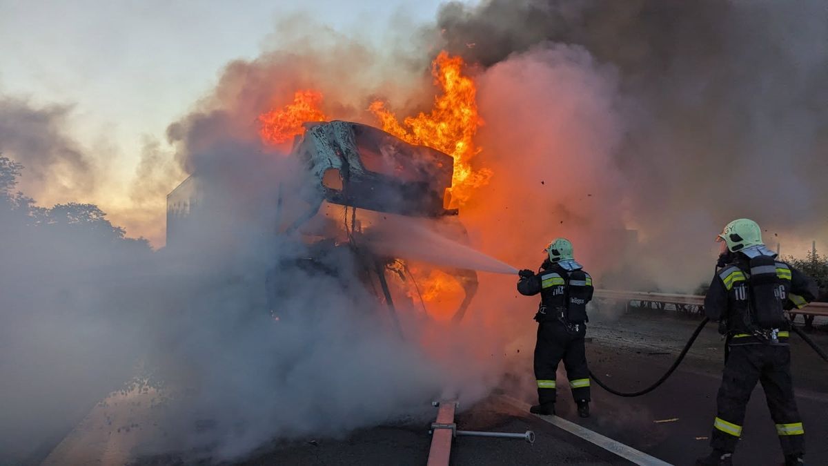 Nyolc halott az M1-esen: a tűzoltók és a katasztrófavédők is küzdöttek a lángokkal (GALÉRIA)