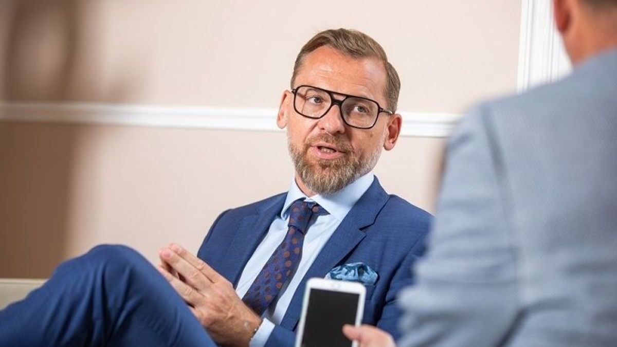 A sorsukkal örökké elégedetlenek Magyar Péteren keresztül kaptak egy lehetőséget arra, hogy bosszút álljanak a világon