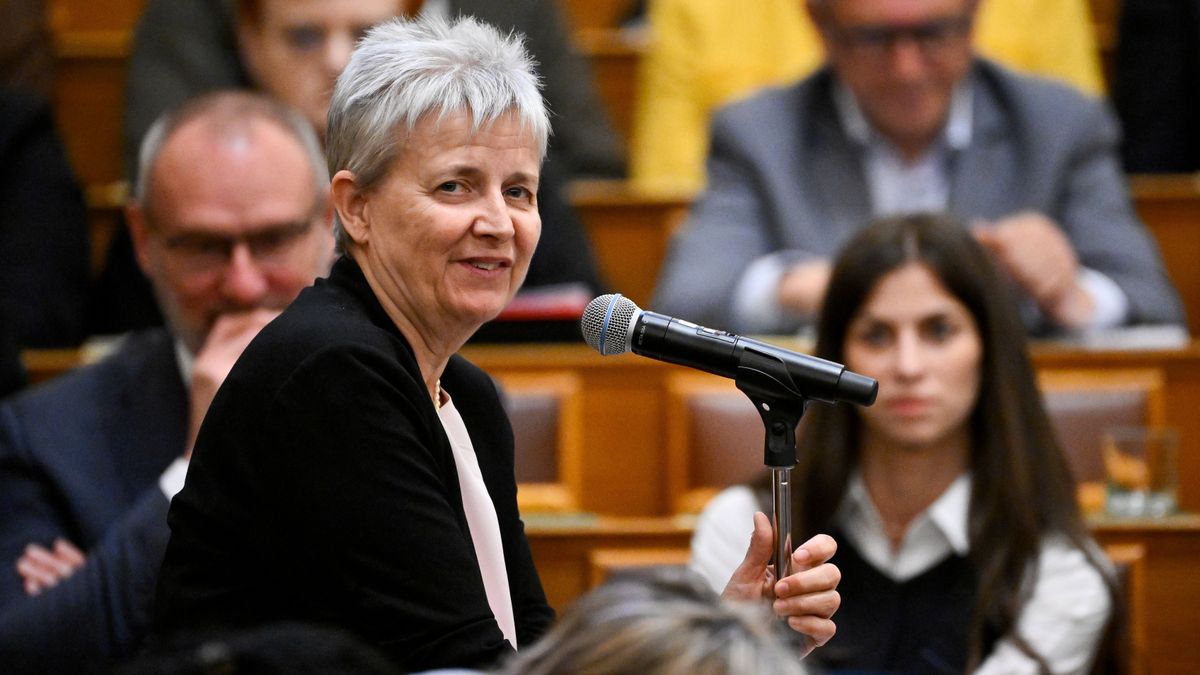 Megszűnik a kancellári rendszer, és a kettős vezetési modellt egyszemélyi vezetés váltja fel