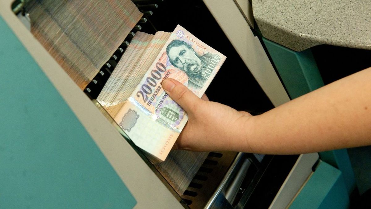 Kiderült, mennyit keresnek a magyarok – itt vannak a KSH friss számai