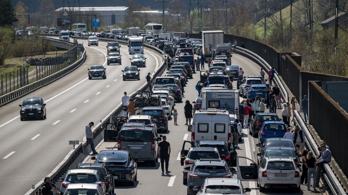 Több tízezer autóst figyelmeztetett a NAV: két hét maradt a fizetésre