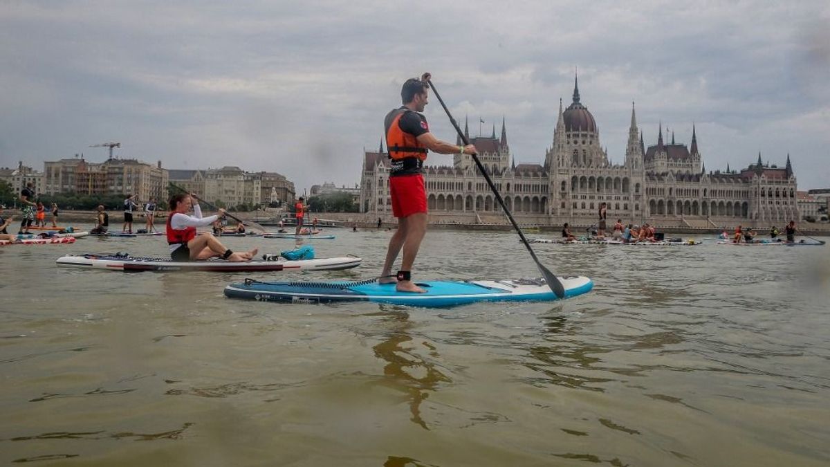 Még ilyet: SUP-osok lepik el a Dunát Budapesten