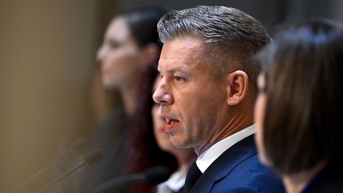 Magyar Péter már légtérrendész is lett; de miért nem rögtön Gripen-pilóta?