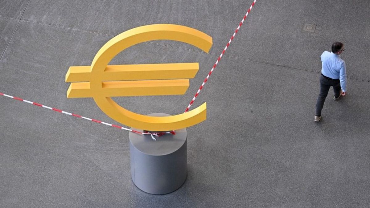 Idén a kormány elindítja az euróra való áttérést.
