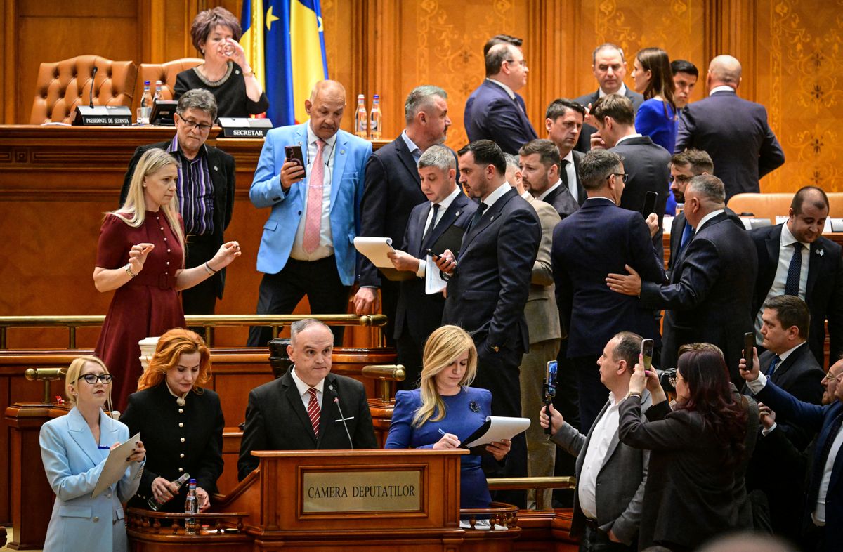 Olyan mélyre süllyedt a román pártok vitája, hogy Brüsszelből kellett embert küldeni