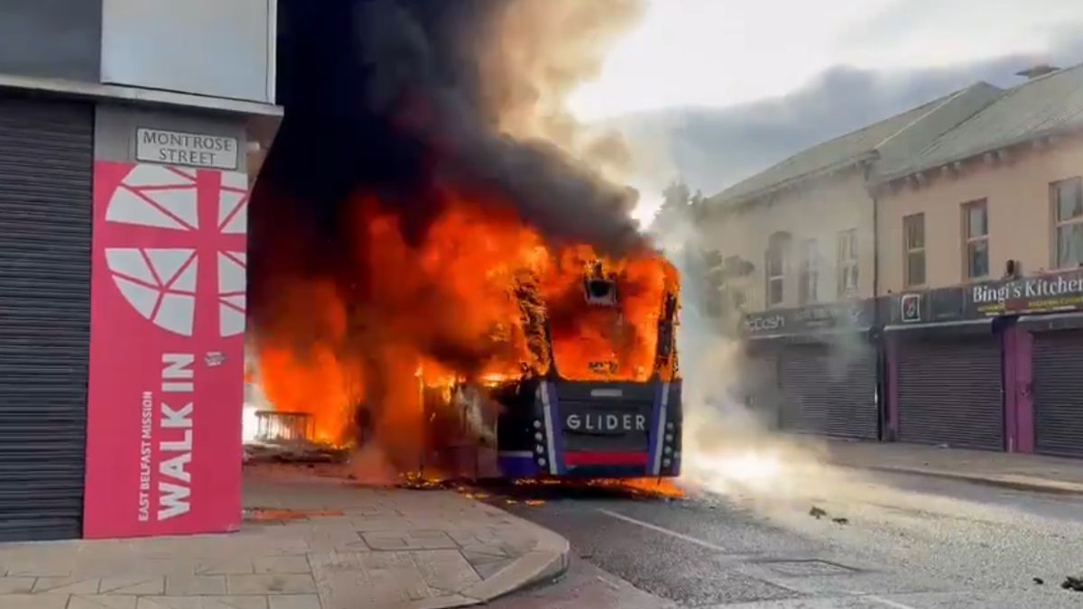Belfast lángba borult: buszt gyújtottak fel a bevándorlásellenes tüntetők a hétfői késelés után