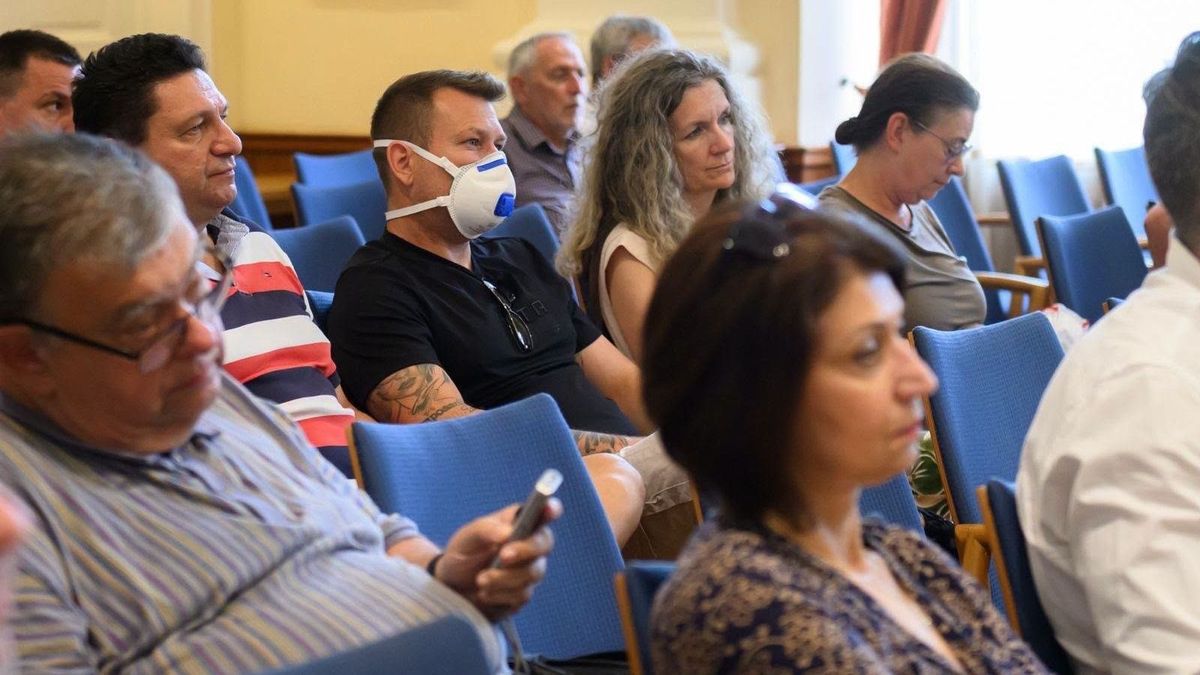 Azbesztbotrány: kihelyezett ülést hívott össze a Fidesz, a tiszások távol maradtak (VIDEÓ)