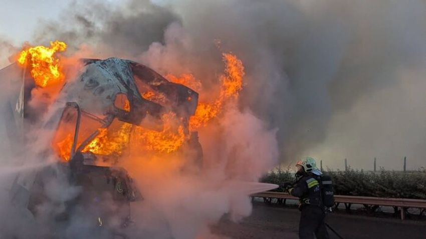 Nyolcan haltak meg péntek hajnalban az M1-es autópályán