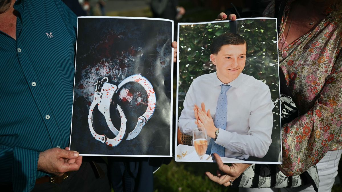 Már a munkáspárti brit kormányfő szerint is gond, ha egy leszúrt áldozatot azért hagynak elvérezni, mert az elkövető rasszistának nevezte