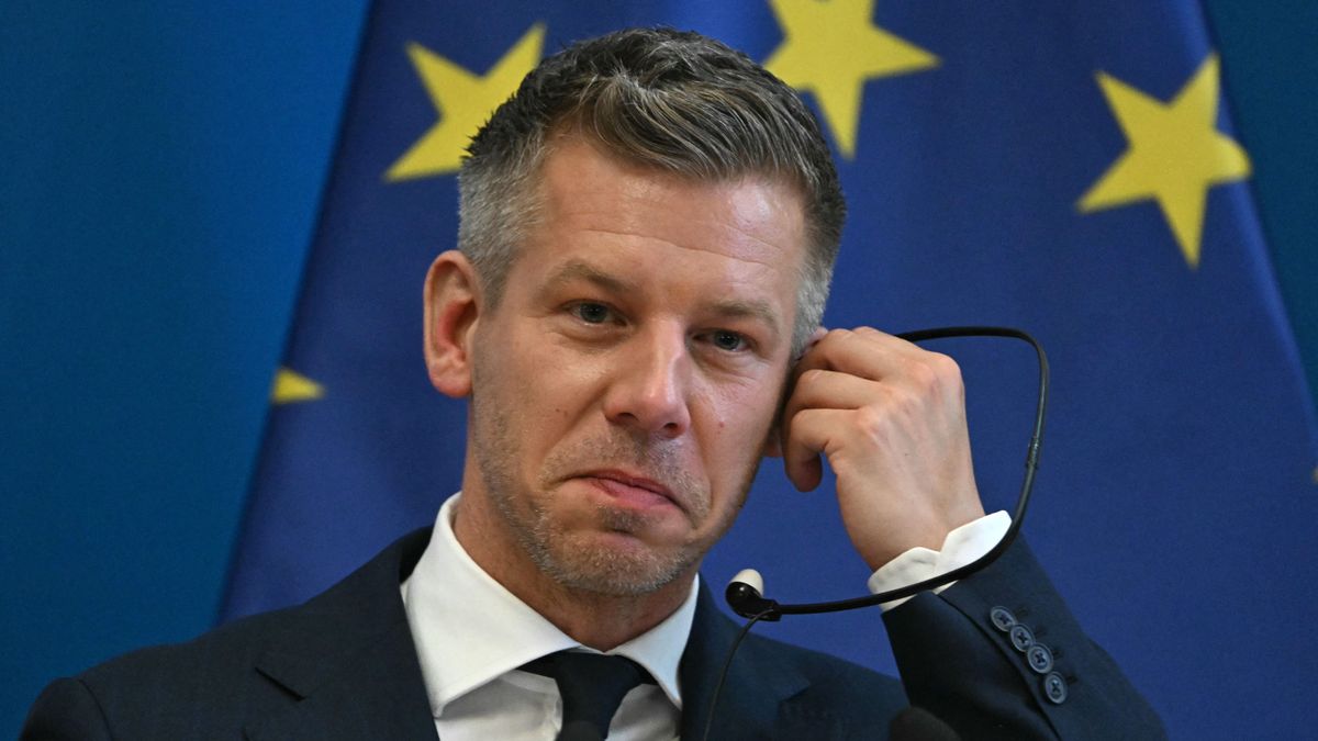 Vége a mellébeszélésnek: az uniós migrációs biztos leleplezte Magyar Pétert a migrációs paktum ügyében