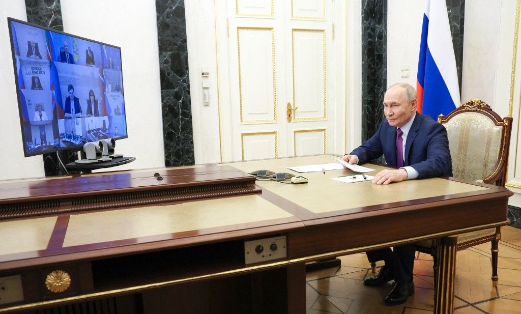 A háborúpárti bloggerek "nagypapának" gúnyolják Putyint. Fotó: Vyacheslav PROKOFYEV / POOL / AFP