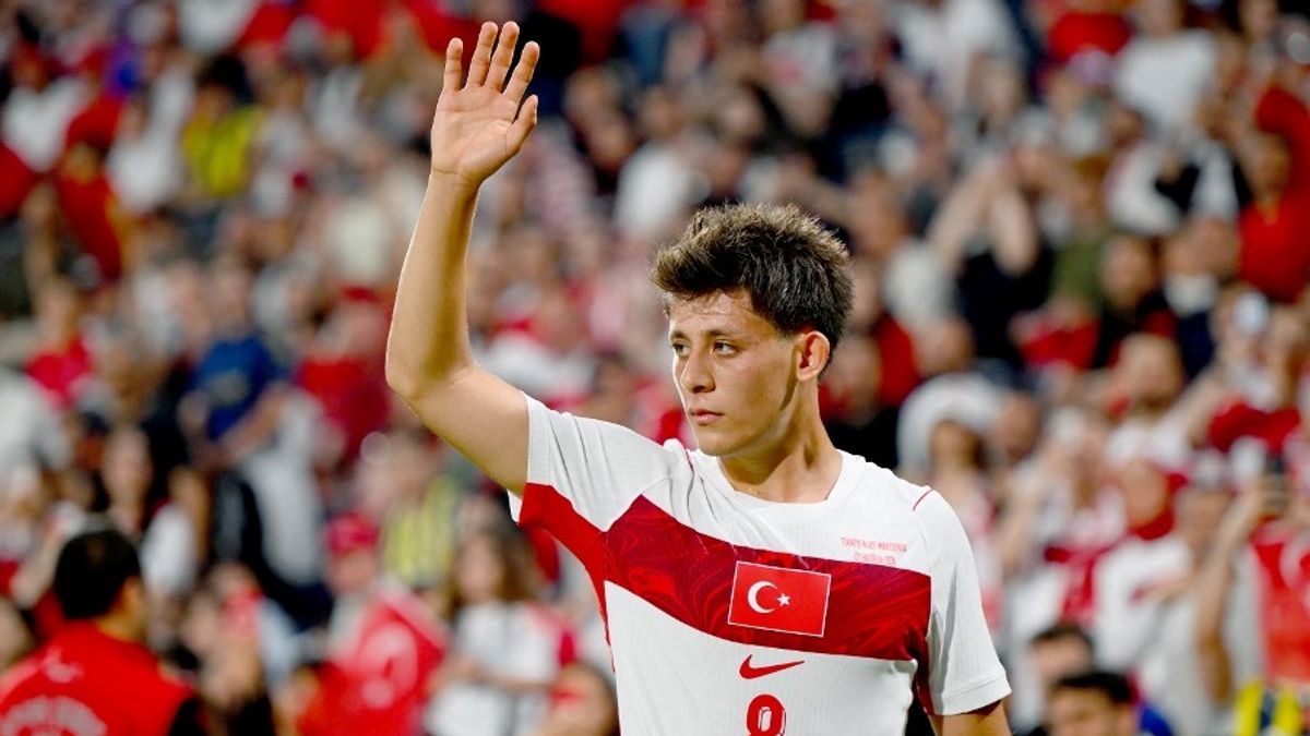 Sokkoló: máris búcsúztak az Arda Güler vezette törökök – itt az első piros lap a száj eltakarásáért (VIDEÓ)
