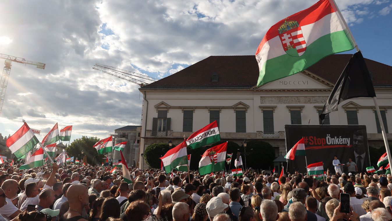 #StopÖnkény tüntetés a Sándor palota előtt