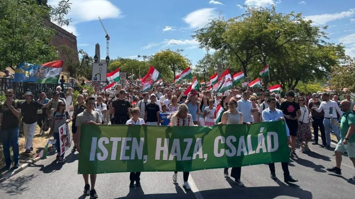 „Nem akarjuk átadni a gyermekeinket ennek a lobbinak” – megtartotta a Mi Hazánk a Családi büszkeség menét