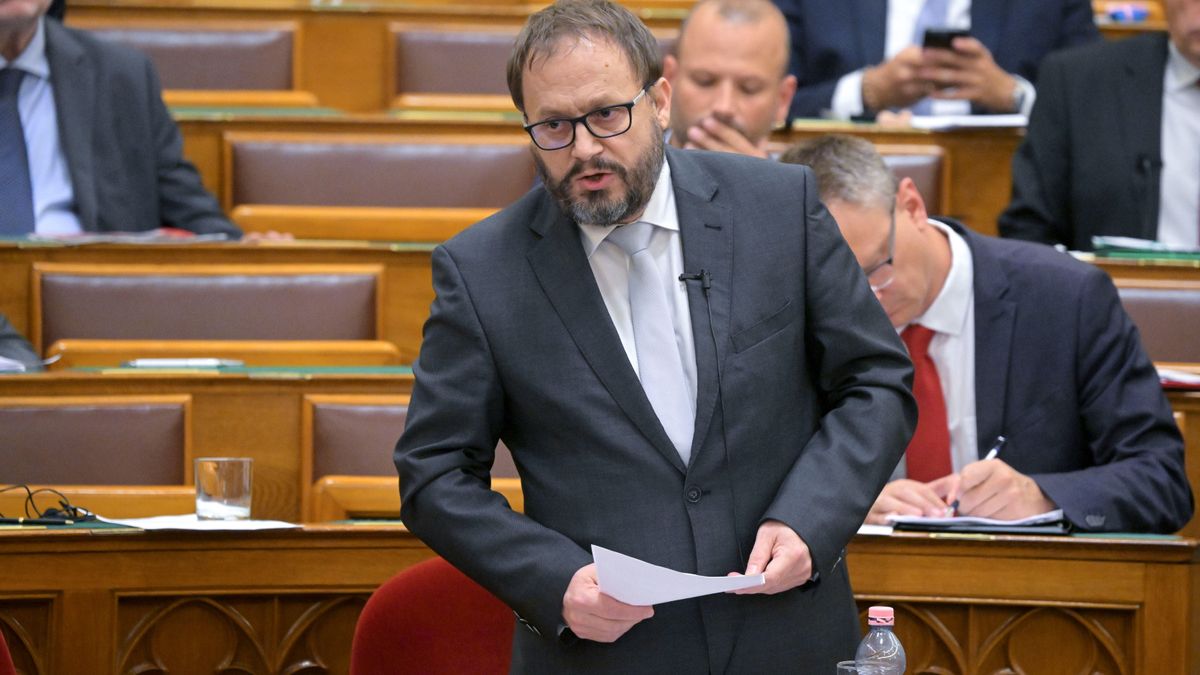 Megszólalt a pénzügyminiszter: ezért nem kap minden család iskolakezdési támogatást