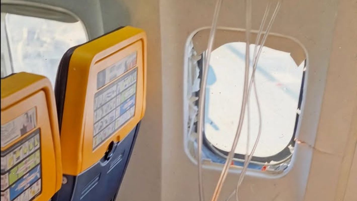 Betört az ablak a Ryanair járatán – a társai húzták vissza az ablaknyílásból az egyik utast