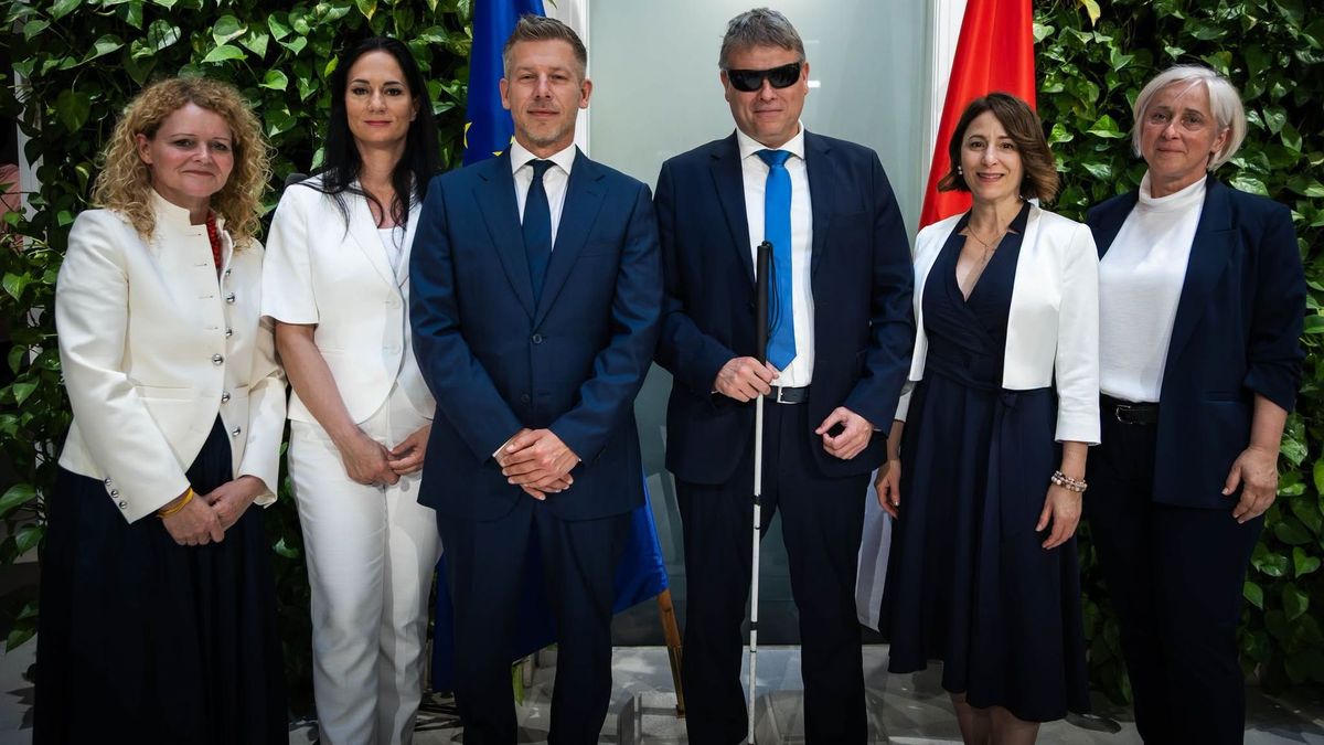 Magyar Péter ígéri: még idén 25 százalékos béremelést kaphatnak a szociális dolgozók