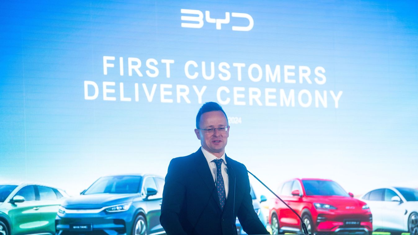 Szijjártó Péter külgazdasági és külügyminiszter beszédet mond a BYD autóátadó ünnepségén a Puskás Arénában 2024. február 23-án. A világ legnagyobb elektromos autógyártójának számító kínai vállalat több milliárd eurós, több ezer új munkahelyet létrehozó ór