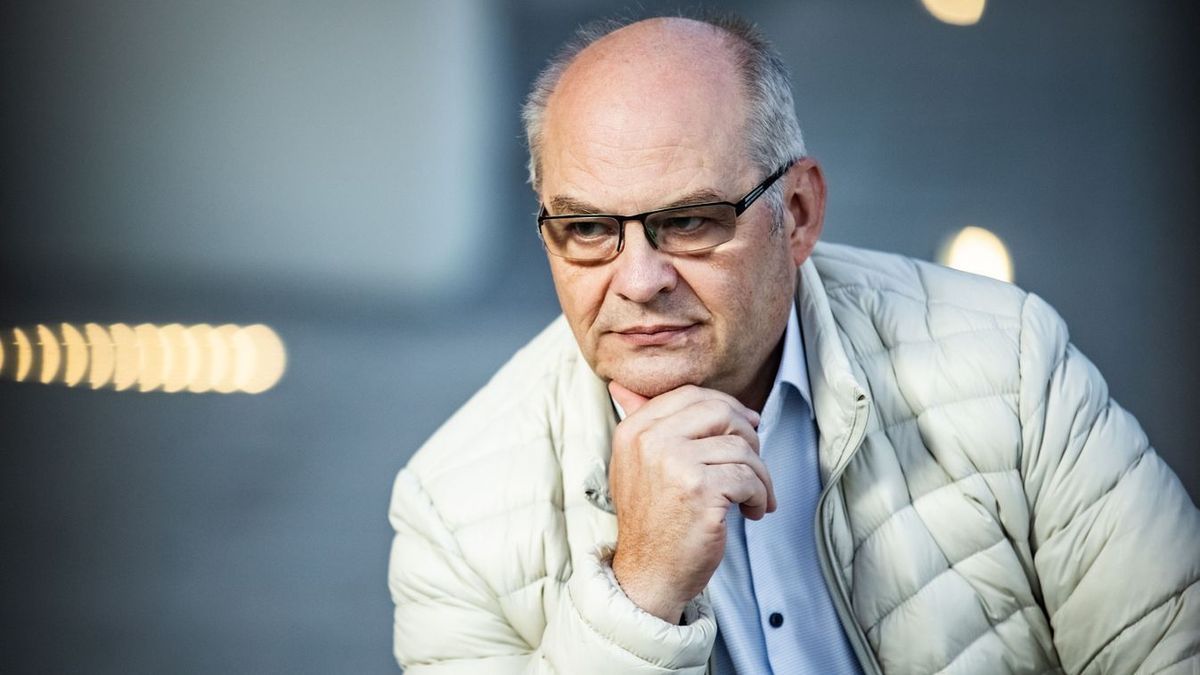Biztonsági őrök vezették ki az MTVA épületéből Császár Attilát