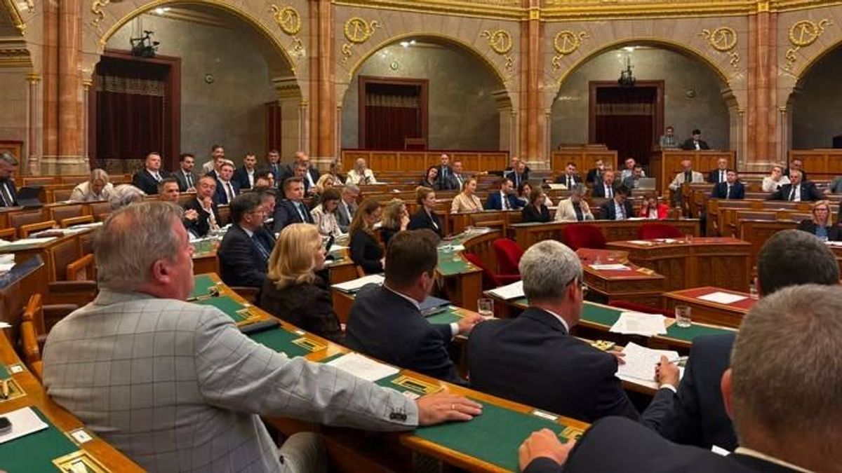 Arról beszél az alaptörvény-módosításának vitájában, hogy szívesen segítenek majd a módosítás miatt kieső ellenzéki képviselőknek az önéletrajzaik elkészítésében