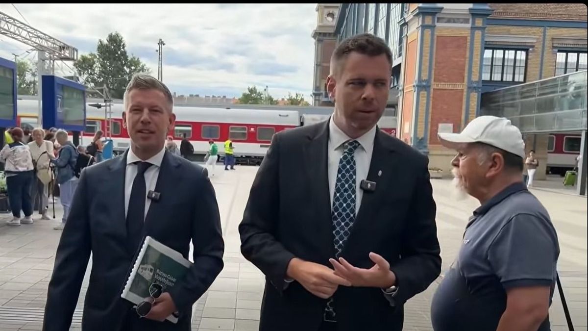 Felvételen, ahogy leköpik Magyar Pétert