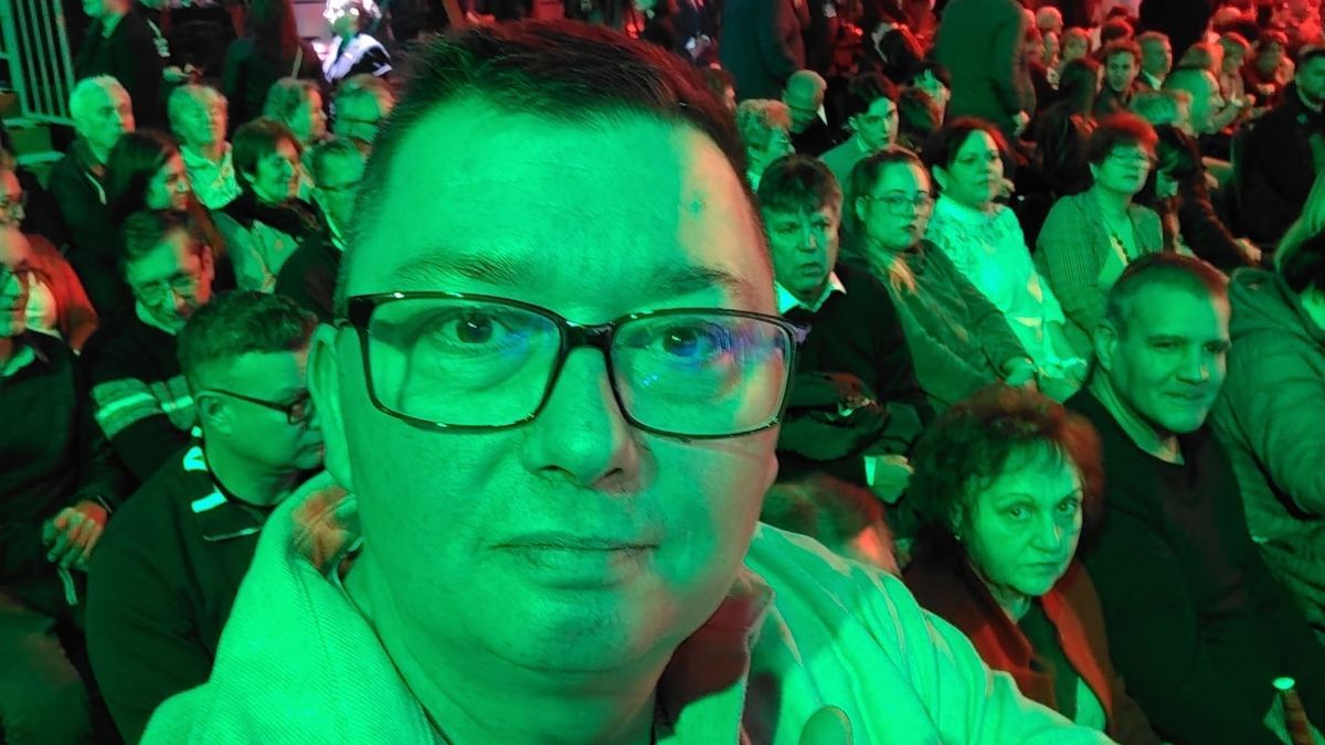 „Egy penetráns kis pöcs” – megmozdultak a véleményvezérek Szakács István letartóztatása miatt